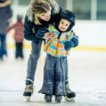 Eislaufen in einer Eissporthalle