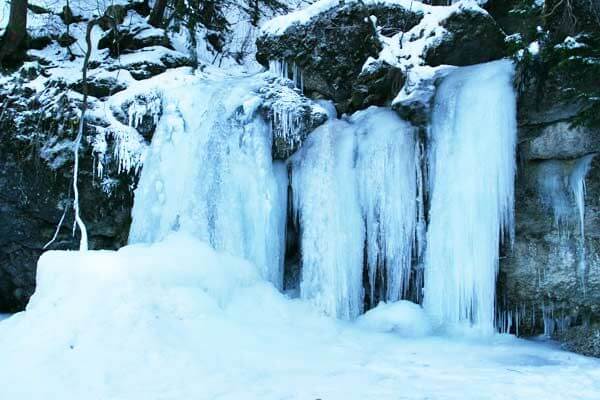 Highlights einer Schneeschuhwanderung - Wasserfall